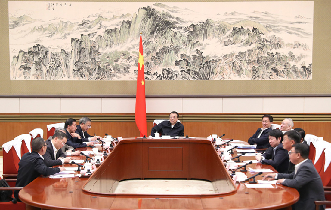 2019年11月12日，恒峰g22股份董事长温志芬等企业家代表出席经济局势专家和企业家座谈会并讲话。